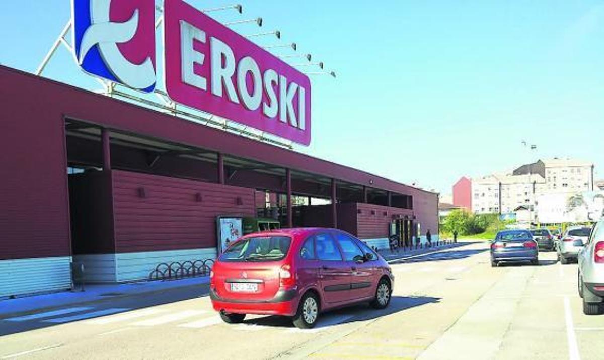 El hipermercado Eroski de Ponteareas, ubicado a la entrada de la localidad.  // D.P.