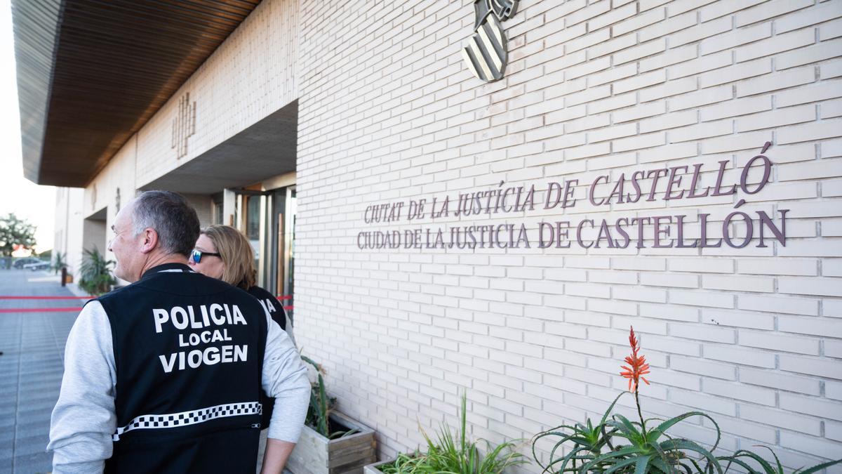 Dos agentes especializados en violencia de género, de la Policía Local de Castelló, acceden a los juzgados.