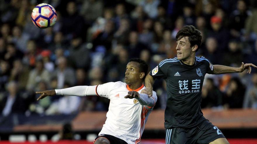 Nani y Odriozola disputan un balón aéreo.