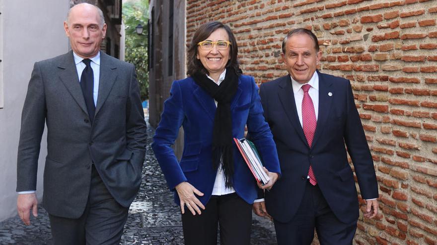 Bernard Ruiz-Picasso, Rosa Aguilar y el presidente de la Fundación Sevillana Endesa, Antonio Pascua.