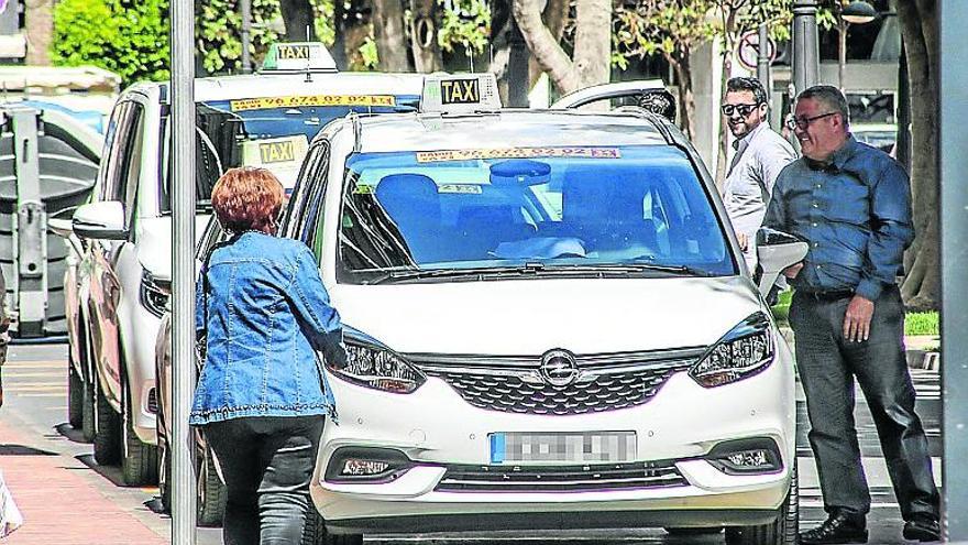 Imagen de taxis en una parada de Orihuela.