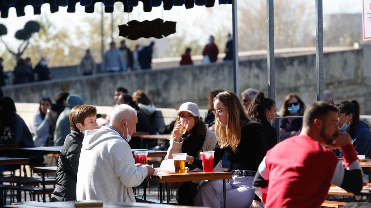 Un pasacalles multicolor inaugura el Mercado Renacentista de Córdoba