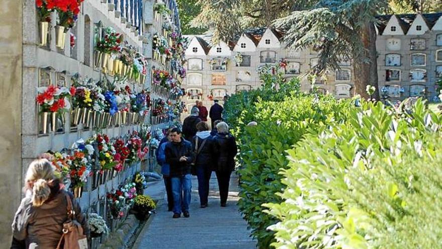 Veïns de la Cerdanya visiten els difunts al cementiri de Puigcerdà