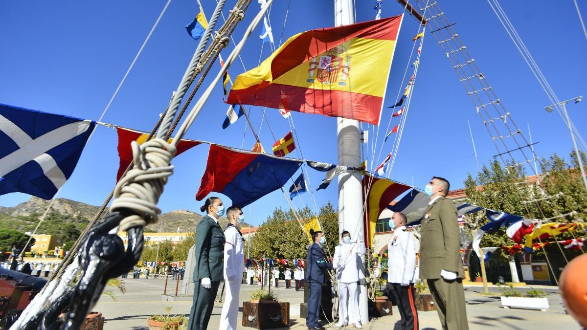 Solemne izado de bandera en Cartagena