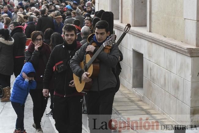 Los romeros acompañan a la Santa pese al frío.