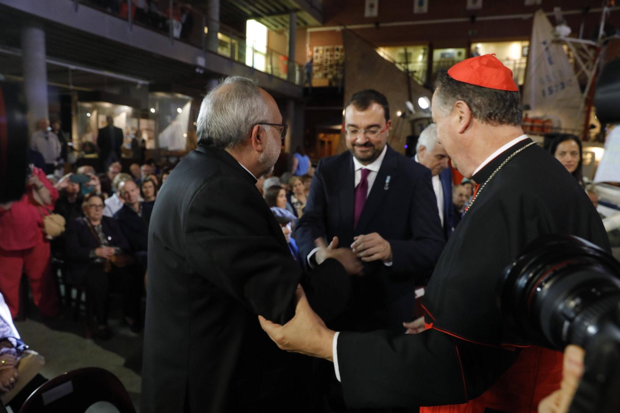 El cardenal Ángel  Fernández Artime recibe el título de Hijo Predilecto de Asturias en Luanco (Gozón)