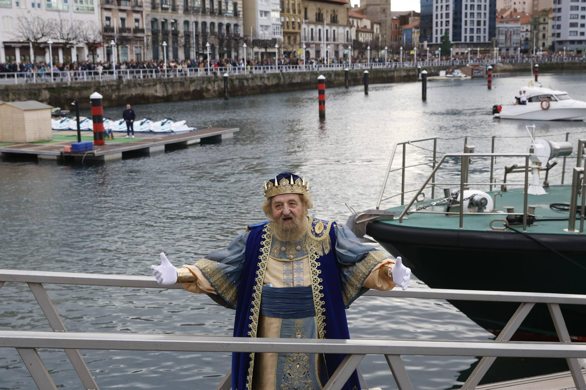 En imágenes: Los Reyes Magos desembarcan en Gijón