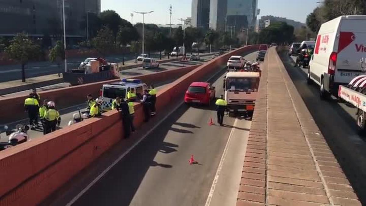 Detingut un home que ha conduït un camió de butà contra direcció.