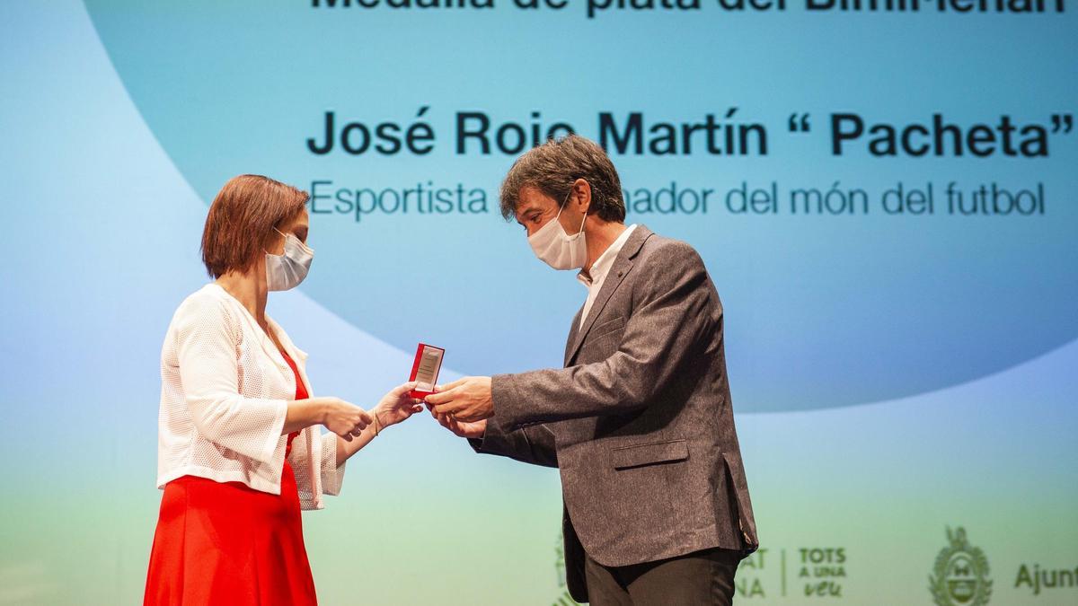 Pacheta recibe el reconocimiento de manos de la edil de Urbanismo de Elche, Ana Arabid.