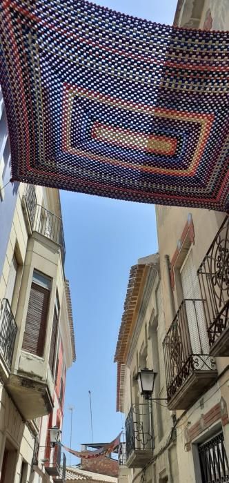 Tapetes a crochet engalanan la calle Mayor de Albudeite