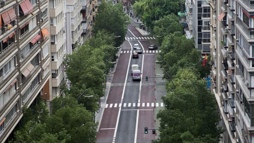 El Ayuntamiento ha finalizado las obras de movilidad en la Gran Vía, en la que sólo permanecerá un carril para el tráfico privado. | JUAN CARLOS CAVAL