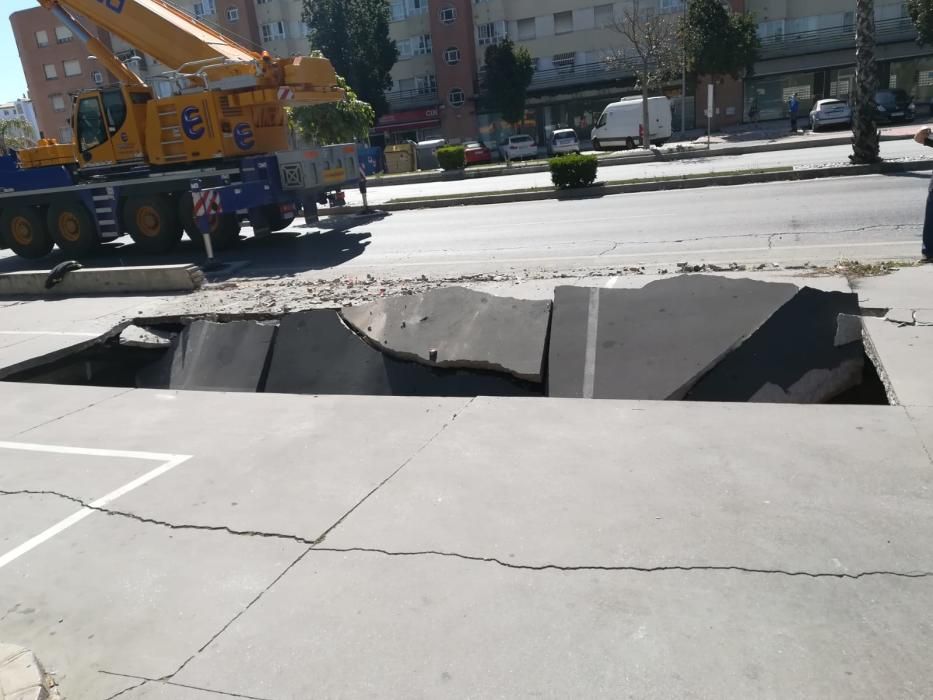 Un trailer cargado de coches del concesionario de Opel ocasionó un boquete en la calzada y tuvo que ser rescatado por una grúa de grandes dimensiones