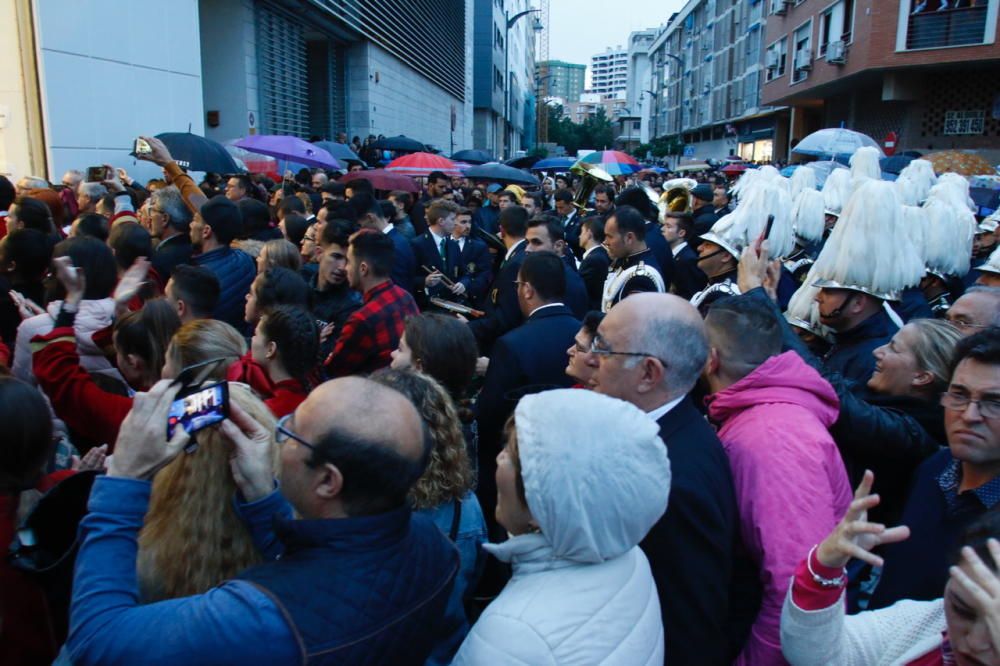 Las imágenes de la salida frustrada de la cofradía de la Misericordia, que tuvo que volverse nada más empezar su Jueves Santo a causa de la lluvia