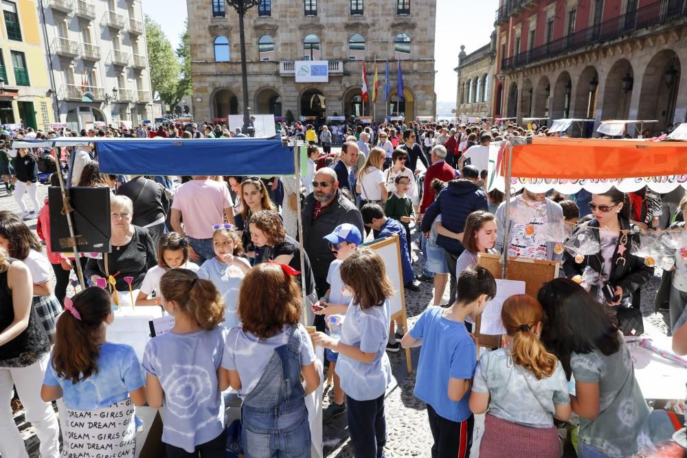 Mercadillo de cooperativas estudiantiles en la pla