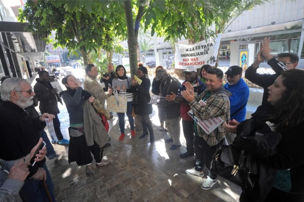 Los antidesahucios toman la sede de Bankia en Murc