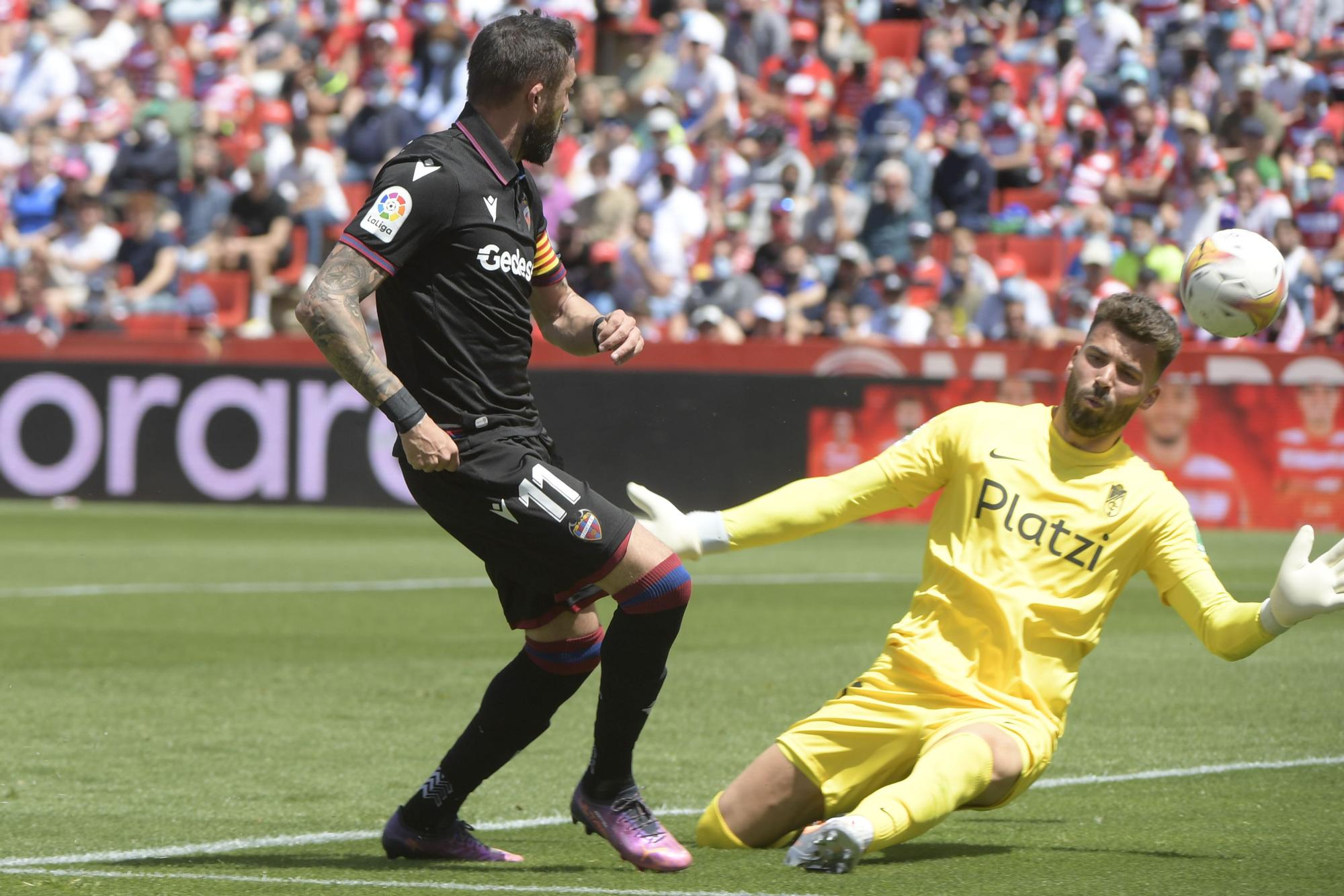 El partido entre el Granada y el Levante UD, en imágenes
