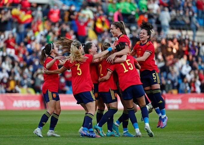 España celebra un tanto en partido oficial