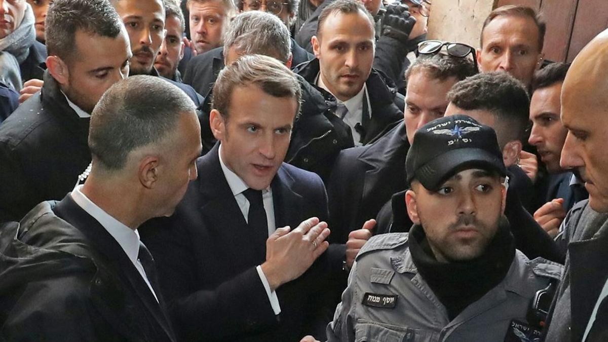 El presidente francés, Enmanuel Macron, insta a la policía israelí a que le permitan entrar en la iglesia de Santa Ana en Jerusalén.