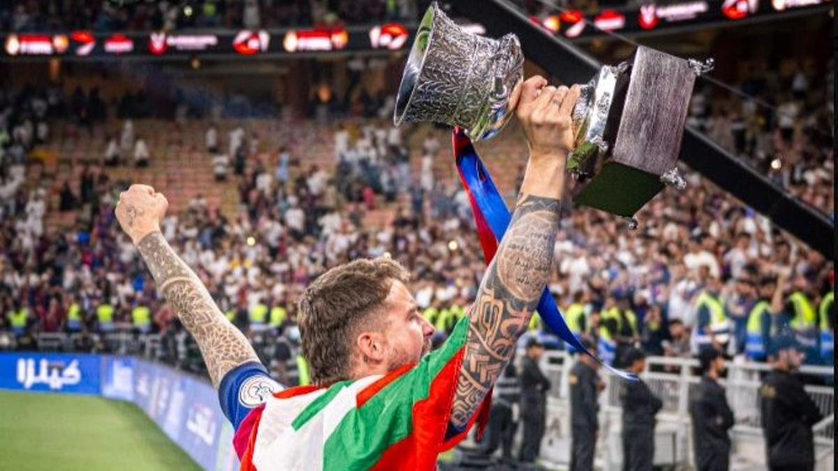 Iñigo Martínez festejando con la Supercopa ante la hinchada del FC Barcelona