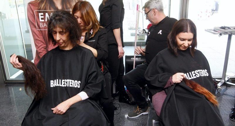 Más de 70 mujeres se cortan el pelo en la Quirón para sumarse a la lucha contra el cáncer