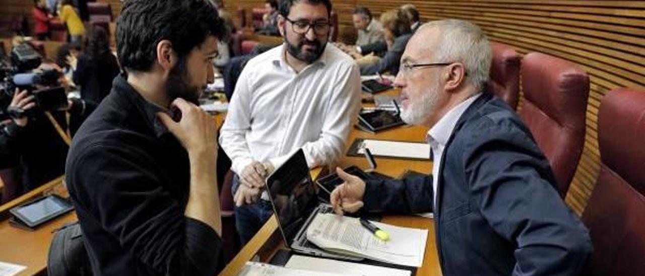 Los diputados de Podemos Antonio Estañ, Antonio Montiel y David Torres en un pleno de las Corts.