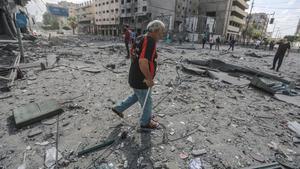 12 May 2021  Palestinian Territories  Gaza City  Palestinians inspect the severely damaged Al-Jawhara Tower area in Gaza City after it was hit by Israeli airstrikes amid the escalating flare-up of Israeli-Palestinian violence  The Health Ministry in the Hamas-run Gaza Strip said the number of Palestinians killed has risen to 35  including 12 children  while 233 people were reported injured  Photo  Mohammed Talatene dpa  12 05 2021 ONLY FOR USE IN SPAIN