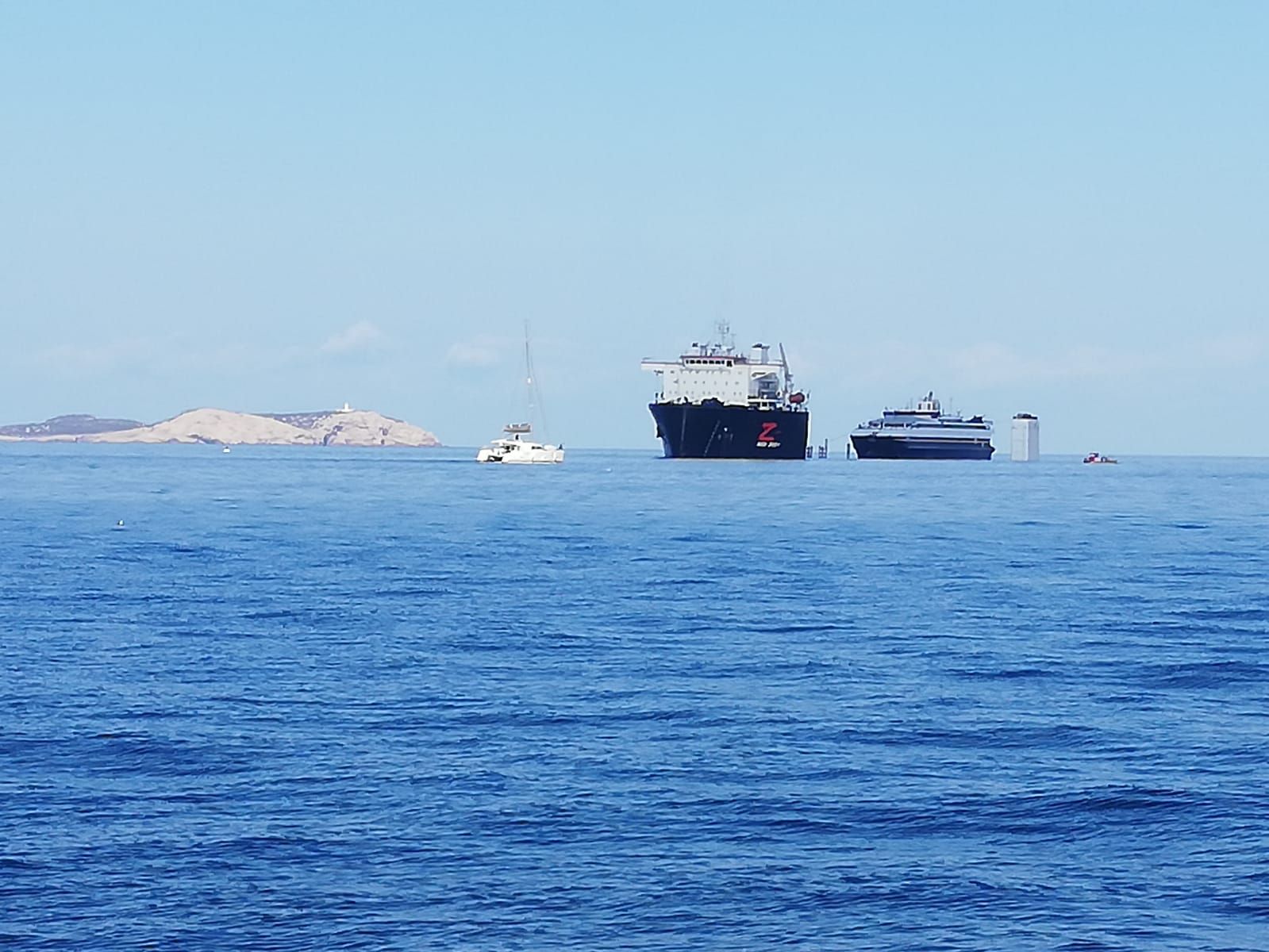 El carguero 'Red Zed 1' libera los bueques de Trasmapi en la bahía de Sant Antoni