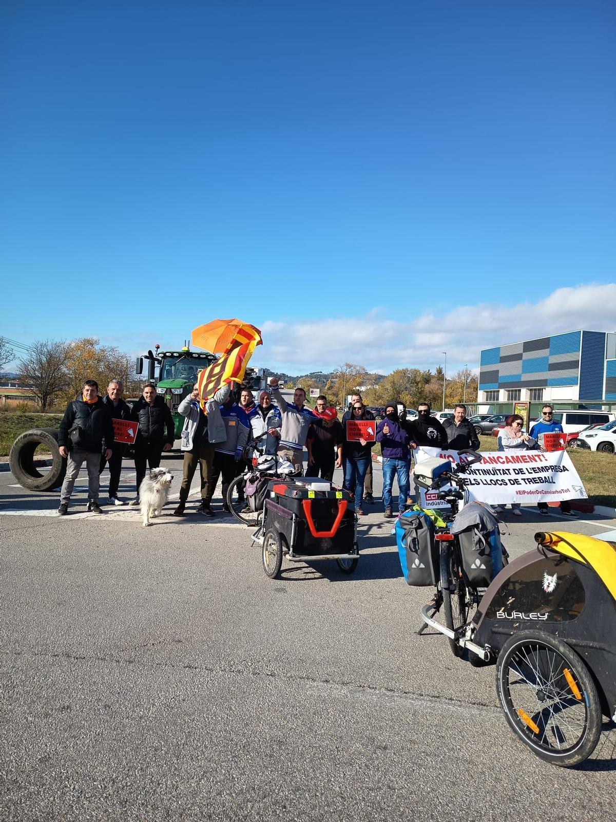 Un grup de treballadors tallant la carretera durant la mobilització de la primera hora de la tarda