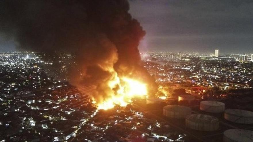 Un depósito de combustible se incendia y explota en Indonesia dejando al menos 13 muertos