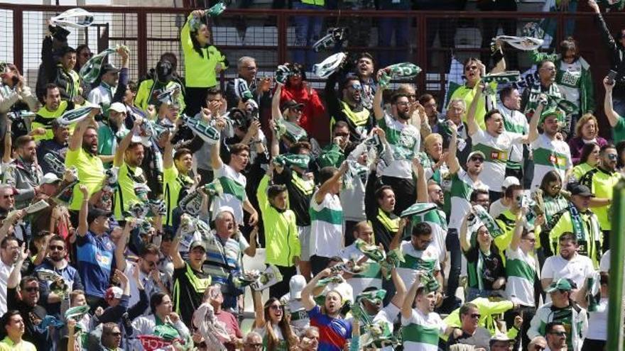 El grueso de la marea franjiverde desplazada a Albacete animando a su equipo, durante el encuentro de ayer disputado en el estadio Carlos Belmonte.