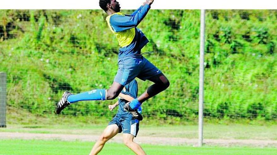 Adebayor, durante un entrenamiento con el Vetusta.