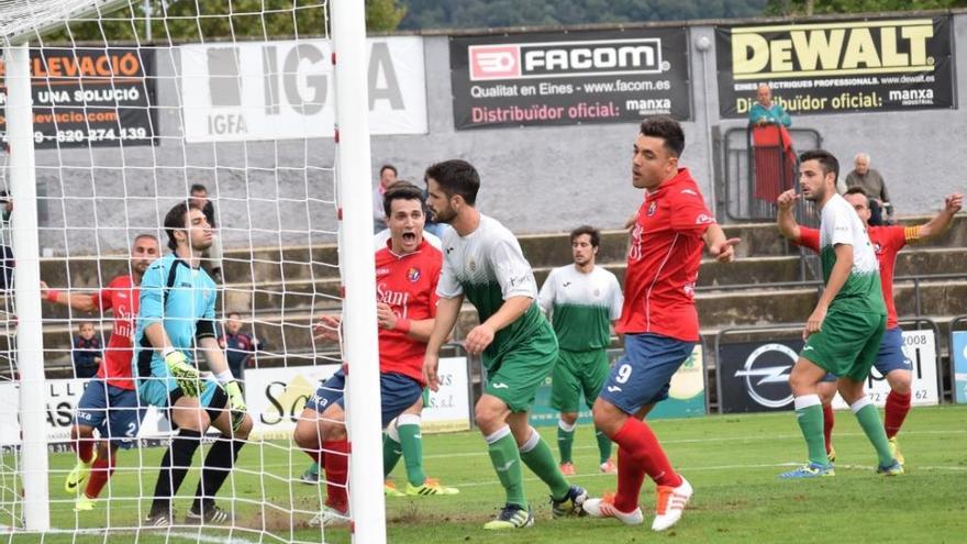 Marc Mas posa la firma al solvent triomf de l´Olot a Cerdanyola