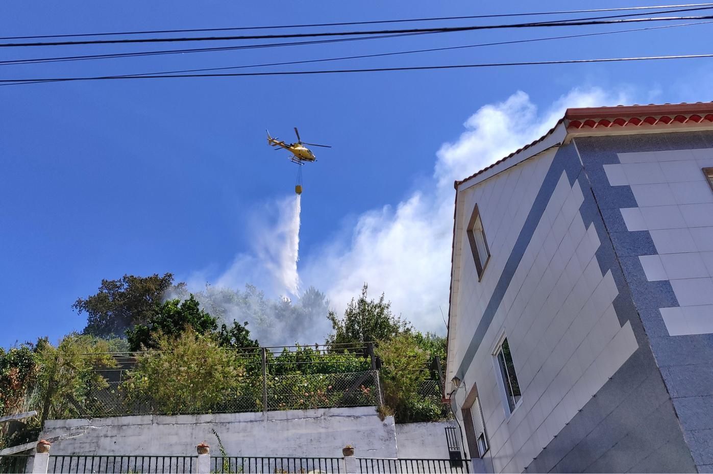 Vecinos se sumaron a las labores de extinción del incendio de A Barraca, en Bueu