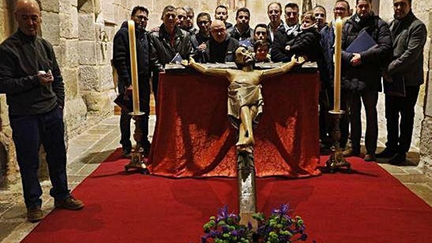 Hermanos de coro y directivos de la hermandad con el Crucificado.