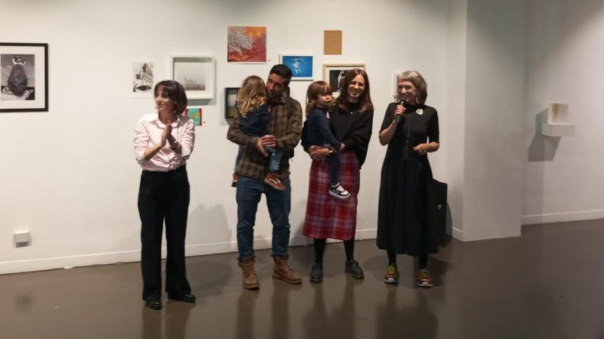 Sara Pérez Bello, Lois Mera Rodríguez, Jairo Mera Lorenzo (padre de Mauri), Iria María Rodríguez Menacho (madre), Mauro Mera Rodríguez y Elena Gómez Dahlgren, comisaria de la exposición de la sala Apo'strophe.
