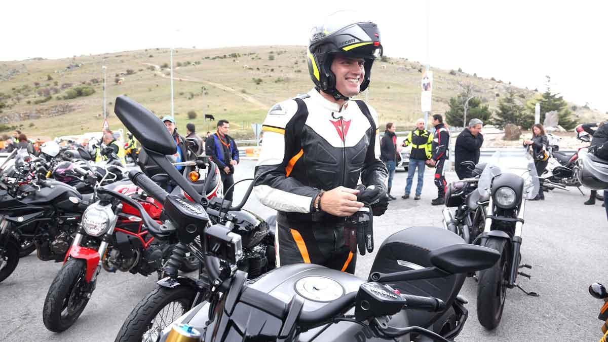 Albert Rivera se sube a la moto en un acto con asociaciones de motoristas en Madrid