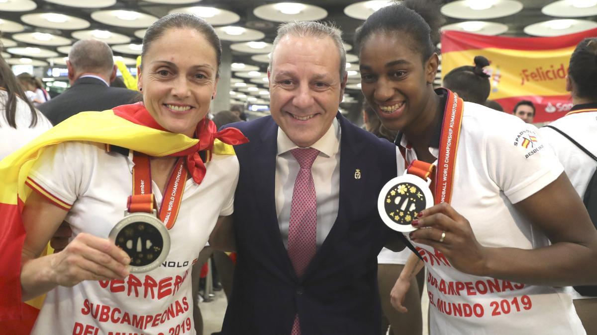 Blázquez (c), con Silvia Navarro y Shandy Barbosa tras la plata mundialista de 2019