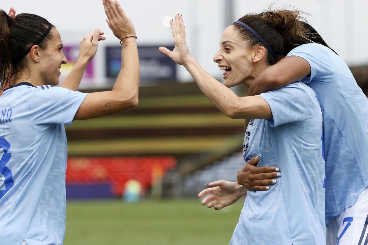 Las jugadoras de la selección española celebran el triunfo en la Copa de Naciones ante la República Checa.