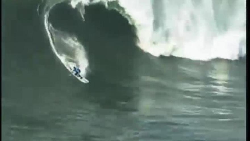 'Cabalgando' olas gigantes en Los Mavericks