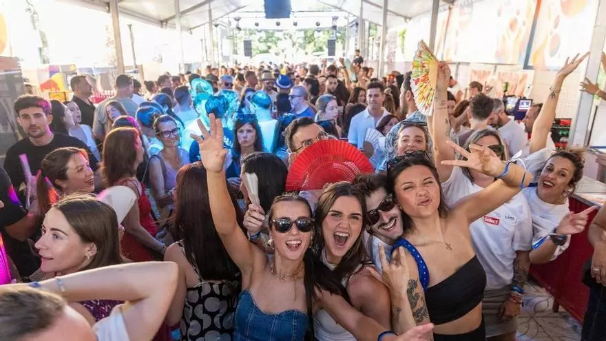 El Ayuntamiento levanta la mano y permite más días de fiesta en el Mercadito de Hogueras