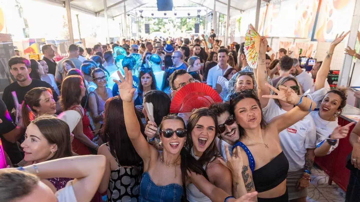 El Ayuntamiento levanta la mano y permite más días de fiesta en el Mercadito de Hogueras de Alicante