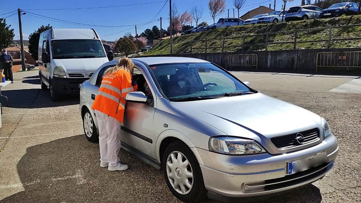 Una sanitaria vacunando a una anciana que va en el vehículo. | Ch. S.