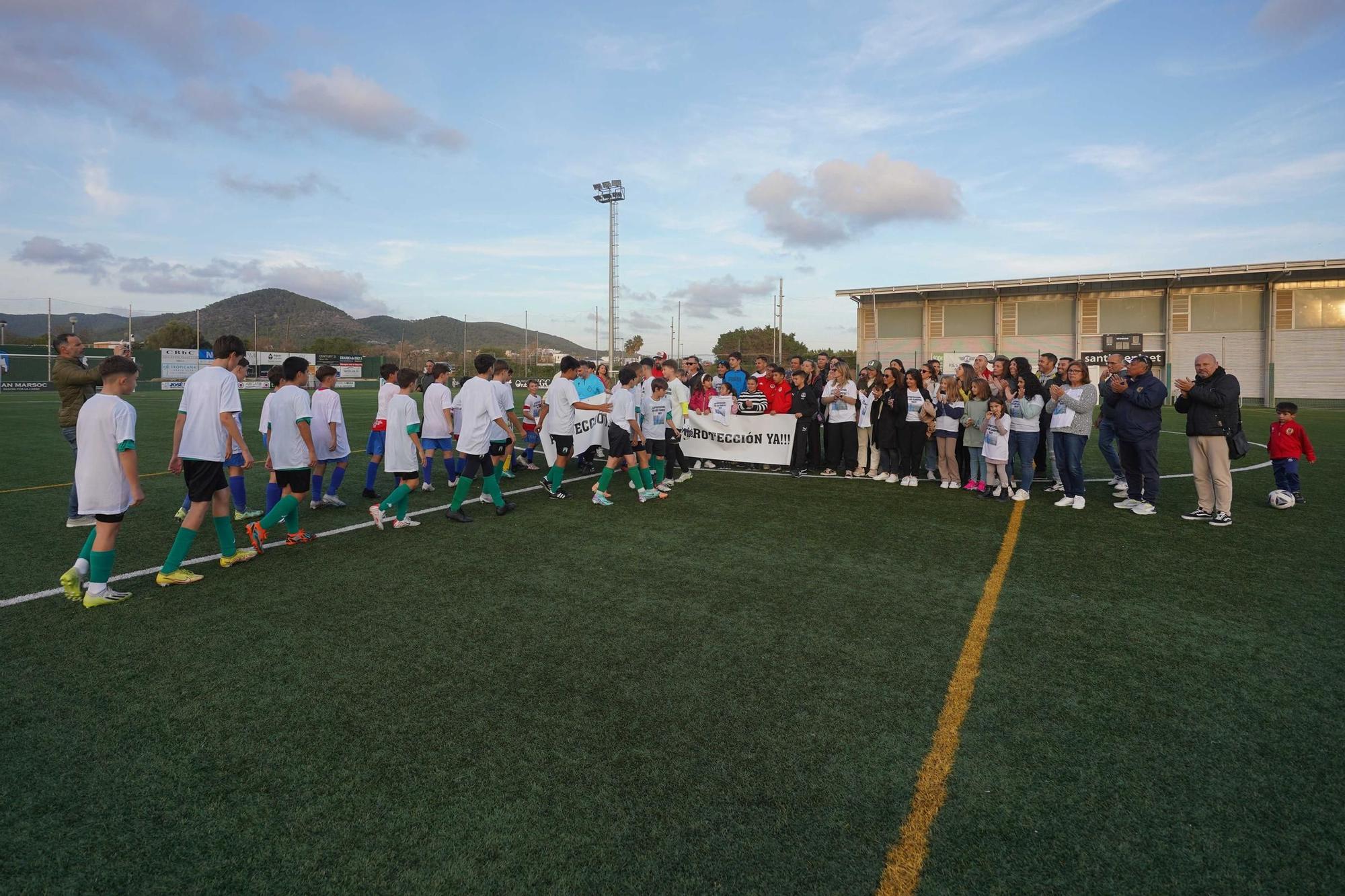 Las imágenes de la nueva protesta para exigir protecciones en los muros de los campos de fútbol de Ibiza