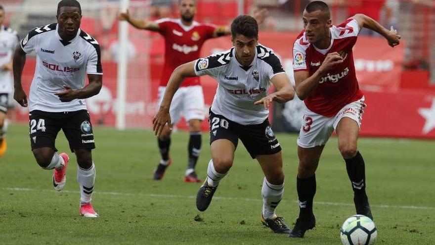 Tejera, con el Nàstic, junto a De la Hoz, del Albacete, en un partido de Liga de esta temporada.