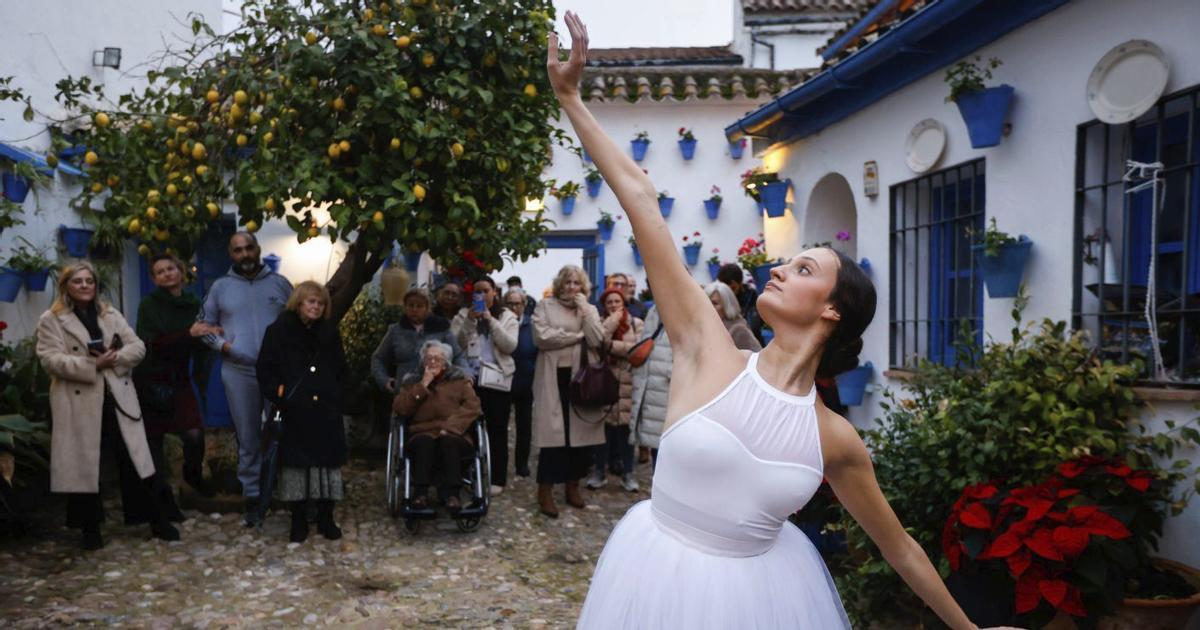Lucía Pareja, bailarina profesional, en una de sus actuaciones en ‘Patios de Navidad’. | MANUEL MURILLO / MARÍA CARIÑANOS