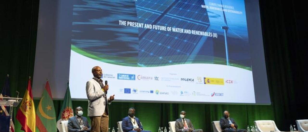 Un representante de un páis africano expone la experiencia proyectos de agua y energías renovables. |