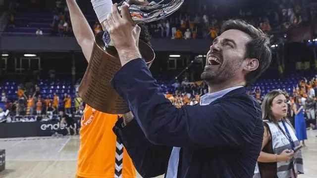 Enric Carbonell, a la llegada del Valencia BC a Manises tras ganar la Liga Endesa en Barcelona.