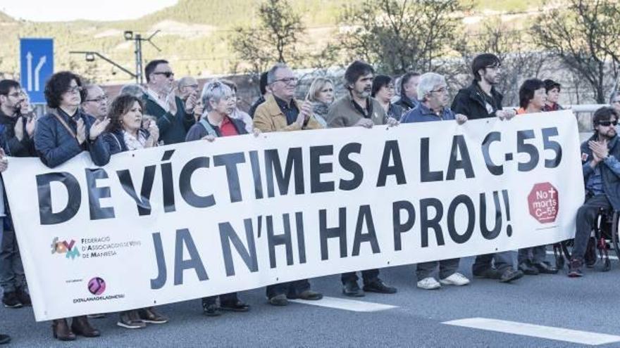 Una seixantena de persones tallen la C-55, a Sant Vicenç de Castellet, per reclamar el desdoblament de la via