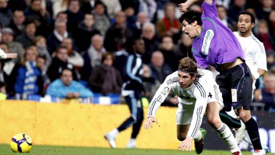 Forestieri. Sergio Ramos comete falta sobre el jugador argentino del Málaga en el partido jugado en el Santiago Bernabéu.