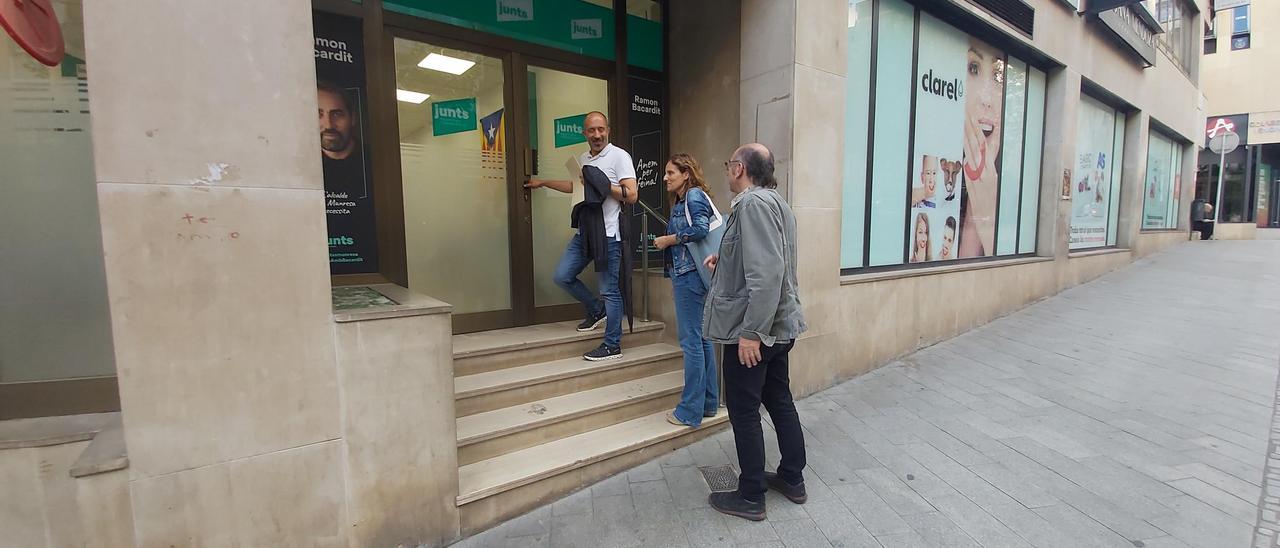 Marc Aloy, Mariona Homs i Ramon Fontdevila, entrant a la seu de Junts ahir al capvespre